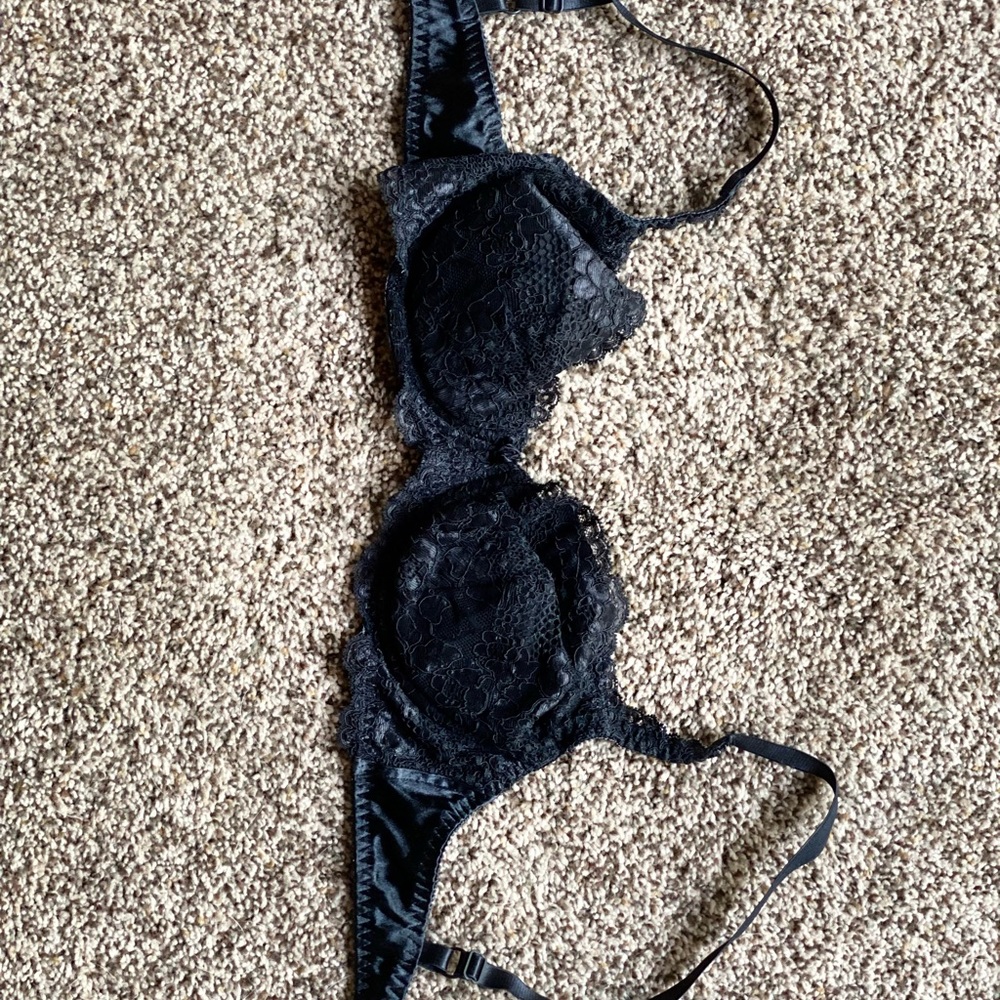Black Victoria’s Secret Wonder bra 36B